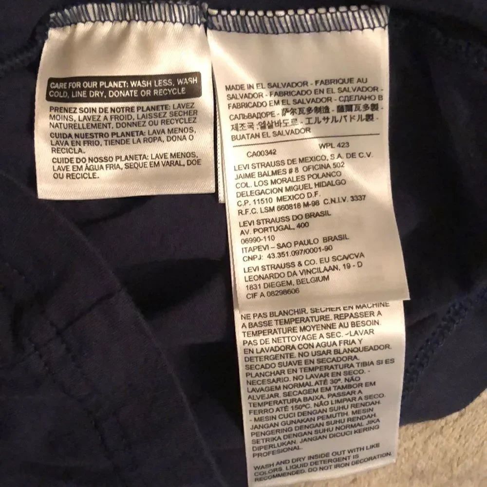 LEVI’S L Navy Distressed Stars Style Tee - Picture 7 of 9